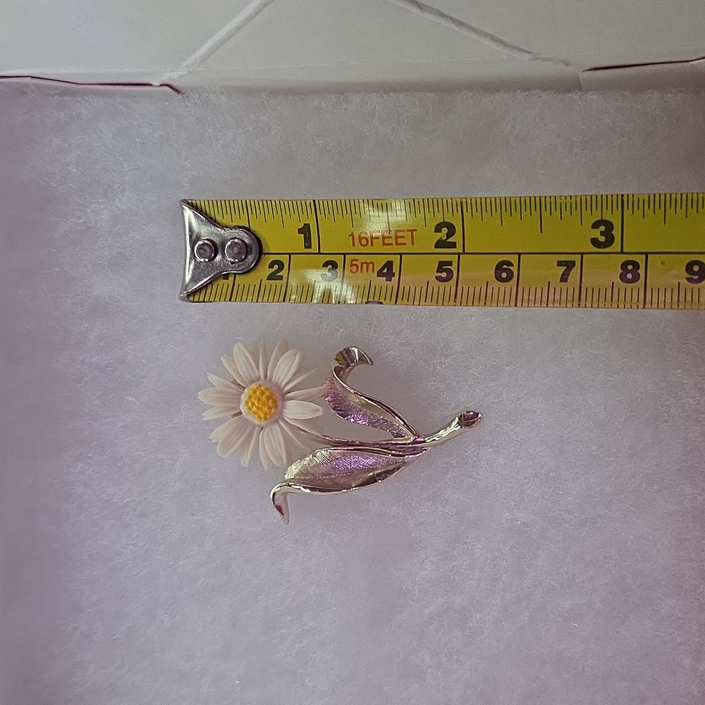 Sarah Coventry White Daisy Brooch with Yellow Center and Silver Leaves - Picture 5 of 5